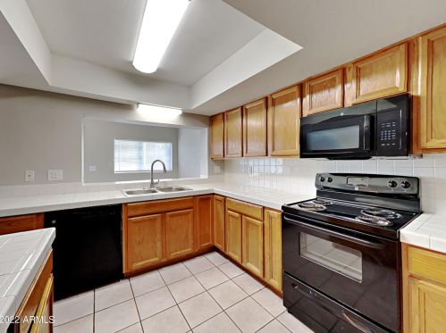 951 Gable Ave, Mesa, AZ 85204-5804