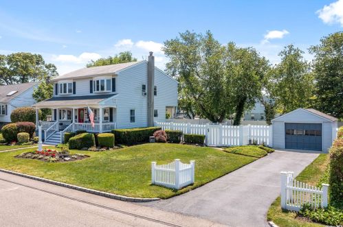 165 Clinton Ave, North Lindenhurst NY  11757-4127 exterior