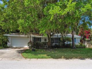 3216 Tanglewood Dr, Sarasota, FL 34239-6513