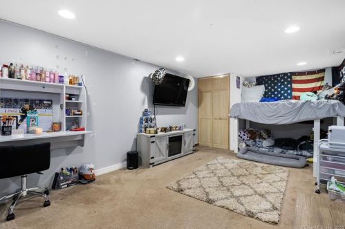 102 Kelly Rd, Wapping CT 06074-3119 exterior