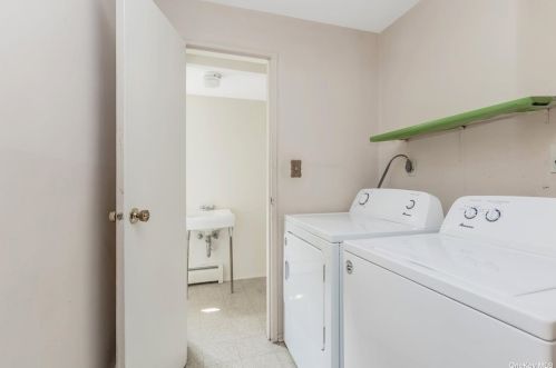 9 Foothill Ln, Elwood NY  11731-4106 exterior