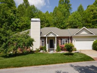 623 Carriage Commons Dr, Hendersonville, NC 28791-1815