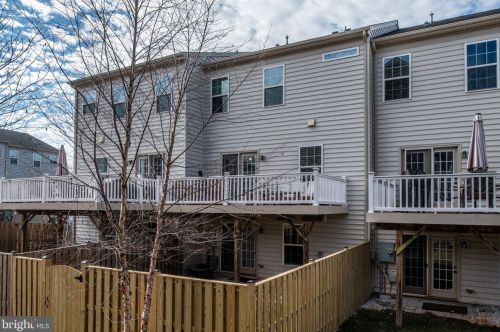 7009 Darbey Knoll Dr, Gainesville VA  20155-3634 exterior