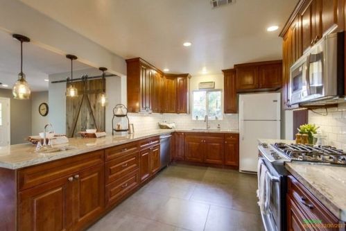 3072 Victoria Dr, Alpine, CA 91901-3675