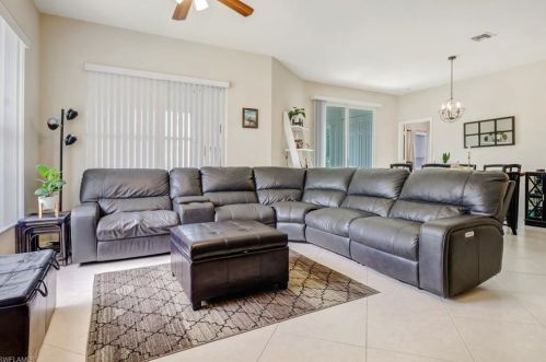 319 Stanhope Cir, Naples, FL 34104-0813