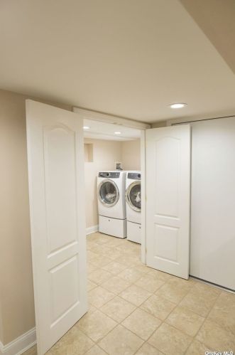 23 La Grange Pl, West Islip NY  11795-3816 exterior