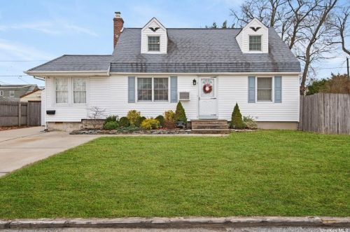 127 Riviera Pkwy, North Lindenhurst, NY 11757-6116
