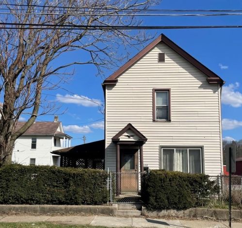 608 Constitution Blvd, New Kensington, PA 15068-6548