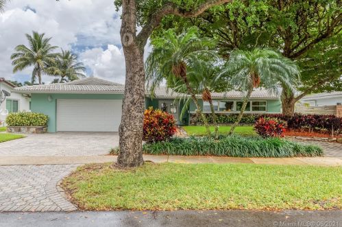 7440 Twin Sabal Dr, Hialeah, FL 33014-2529