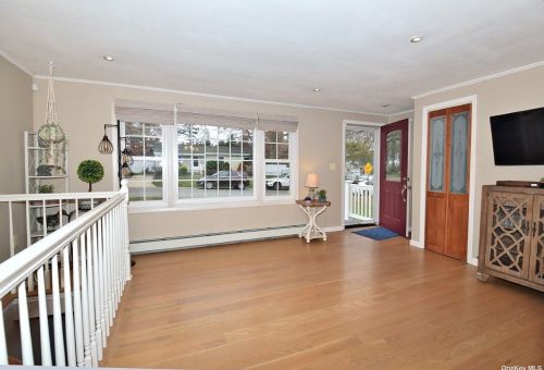 15 Fairview Ave, Holtsville, NY 11742-2355