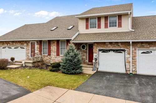 4 Saratoga Ct, Easton PA  18040-1046 exterior