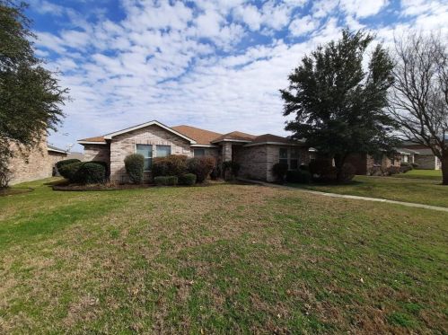 2816 Amber Waves Ln, Lancaster TX  75134-2369 exterior