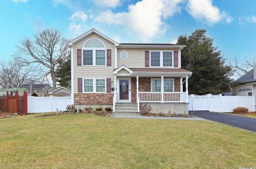 709 Mccall Ave, West Islip, NY 11795-3713