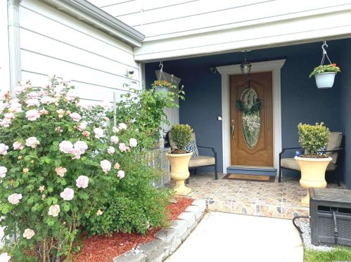 29 Jamaica Ave, Wheatley Heights NY  11798-3027 exterior