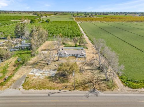 855 Mount Whitney Ave, Laton CA  93242-9724 exterior