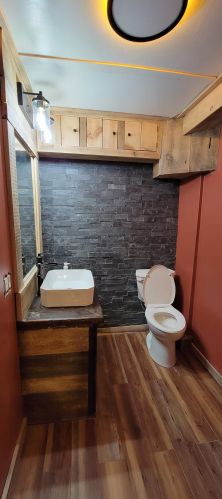 9 Hemlock St, Hillsboro NH  03244-5027 exterior