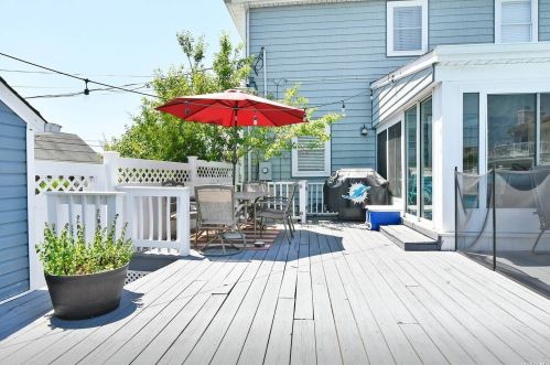 48 Lake St, North Lindenhurst NY  11757-5815 exterior