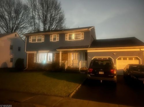 742 Moses Dr, Rahway, NJ 07065-2774