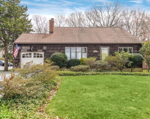 7 Pine Dr, Elwood, NY 11731-1214