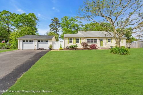 22 Oakwood Dr, Bricktown, NJ 08723-3411