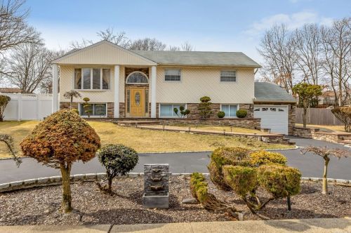 587 East Dr, North Lindenhurst, NY 11757-3104