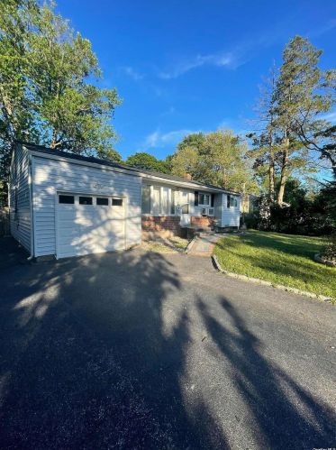 1461 Richland Blvd, Bayshore, NY 11706-3935