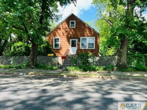 52 Highland St, East Brunswick, NJ 08816-2135