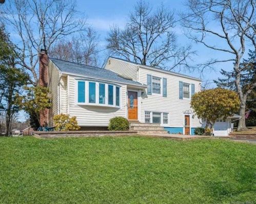 8 Bruce Ln, San Remo, NY 11754-4502