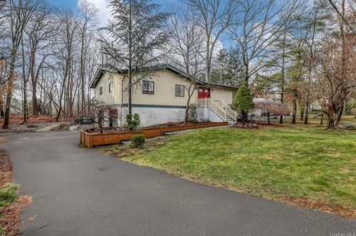 4 Kevin Dr, Airmont, NY 10901-3202