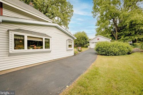 20 Valley Dr, Southampton PA  18966-1347 exterior