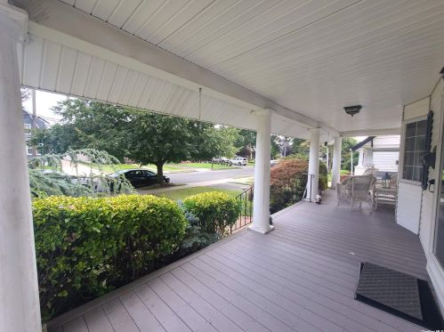 61 7th St, Valley Stream, NY 11581-1214