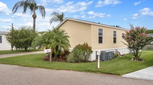 1440 Southshore Dr, Tavares, FL 32778-4214