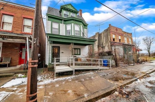 2520 Hallett St, Pittsburgh, PA 15219-4916