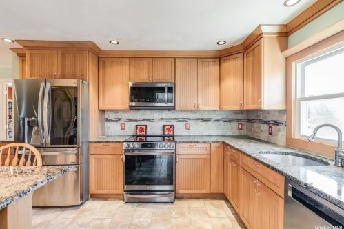 305 Bayberry Rd, Southold NY  11971-4436 exterior