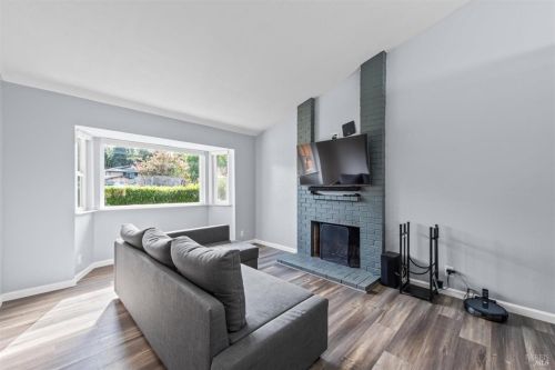 221 Alamo Dr, Vacaville CA  95688-2423 exterior