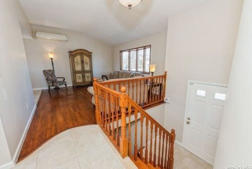 86 Ellensue Dr, Deer Park, NY 11729-1021