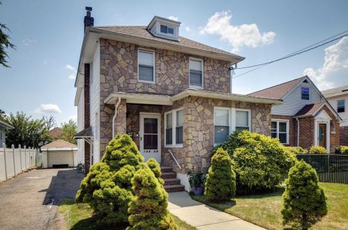 194-10 Nashville Blvd, Jamaica, NY 11413-1535