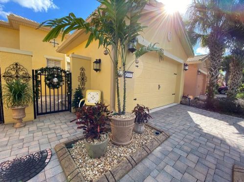 2448 Palm Tree Dr, Kissimmee, FL 34759-4085