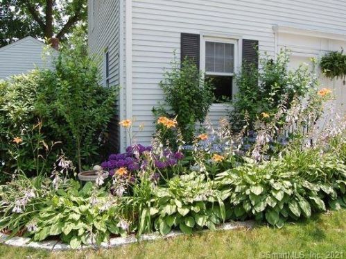 409 Sylvan Knoll Rd, Stamford, CT 06902-5350