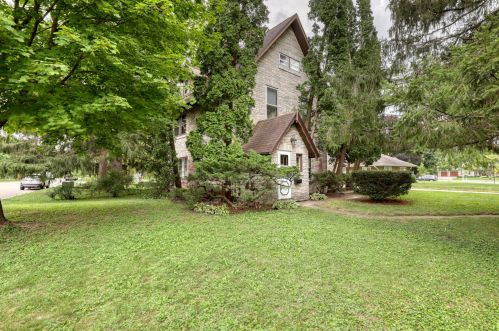 522 Greenland Ave, Oconomowoc, WI 53066-2872