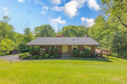 21 Hillside Dr, Tomkins Cove, NY 10986-1611