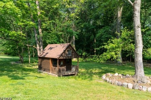 24 Normandy Dr, Parsippany NJ  07054-4070 exterior