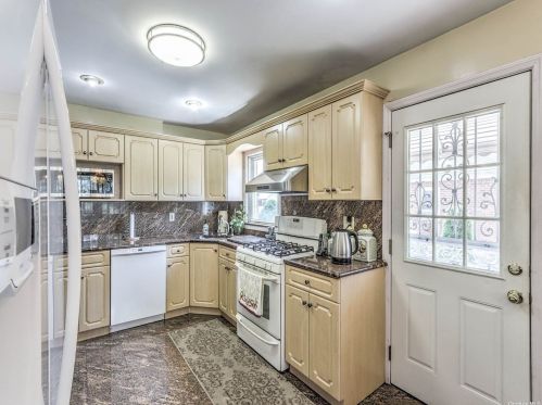 86-33 Winchester Blvd, Jamaica NY  11426-2100 exterior