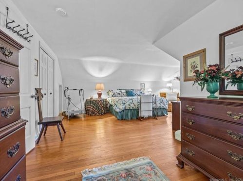 89 Rangely Dr, Bridgeport, CT 06611-2840