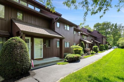 272 Old Farm Ln, Mohegan Lake, NY 10547-1212