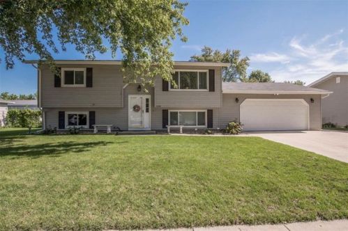 1590 Hillcrest St, Ely, IA 52227-9565