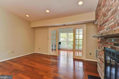 7759 Willow Point Dr, Falls Church, VA 22042-7535
