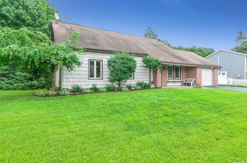 887 Greenbelt Pkwy, Holbrook, NY 11741-4200