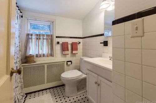 40 Mckinley St, Manchester CT 06040-4845 exterior