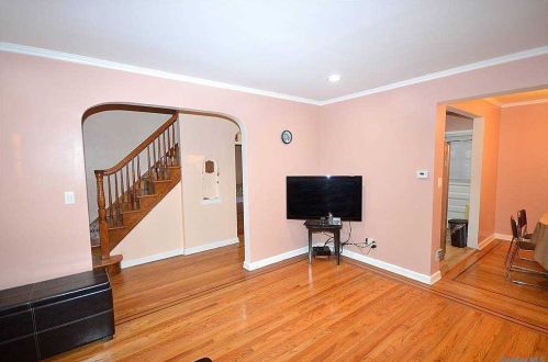 50 Aberdeen Rd, New Hyde Park NY  11040-2138 exterior